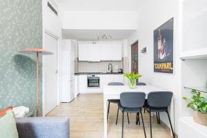 A kitchen or kitchenette at Easylife - Comodo trilocale in Porta Romana