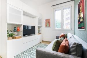 A television and/or entertainment centre at Easylife - Comodo trilocale in Porta Romana