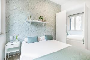 A bed or beds in a room at Easylife - Comodo trilocale in Porta Romana