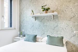 A bed or beds in a room at Easylife - Comodo trilocale in Porta Romana