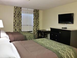 Postel nebo postele na pokoji v ubytování Lacombe Motor Inn