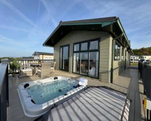 Bazén v ubytování Victory Lodge with Hot Tub - 2 Bedroom - Sleeps 6 - Bron-Y-Wendon Holiday Park nebo v jeho okolí + 13 fotografií