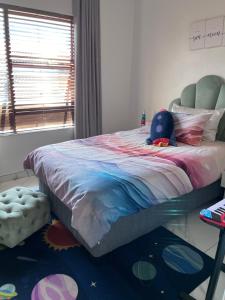 Postel nebo postele na pokoji v ubytování Cosy 3 bedroom apartment In Pretoria East