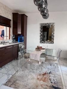 Kuchyň nebo kuchyňský kout v ubytování Cosy 3 bedroom apartment In Pretoria East