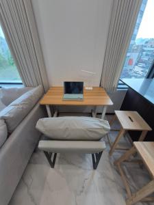 TV a/nebo společenská místnost v ubytování Comfortable house, new building, Dongdaemun History & Culture Park Station