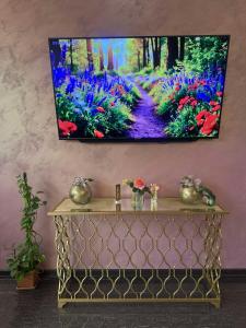 Televiisor ja/või meelelahutuskeskus majutusasutuses Nork Boutique Hotel
