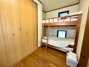 Rúm í herbergi á 貸別荘はこぶね