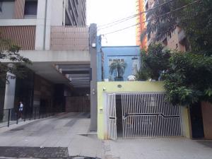 une porte au milieu d'une rue avec des bâtiments dans l'établissement Espaço Inteiro Oscar Freire Capacidade grupo até 30 hóspedes, à São Paulo