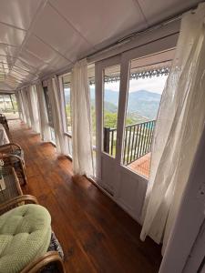 Habitación con balcón con vistas a las montañas. en Abode at Thanedar Estate, en Kanethi