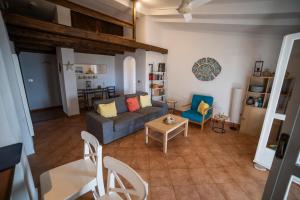 a living room with a couch and a table at Villa sul mare in Parghelia