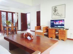 TV a/nebo společenská místnost v ubytování Malathi Green Private House with Shared Pool
