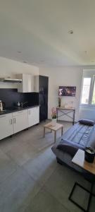 una grande camera con letto e cucina di Magnifique studio meublé a Valdoie