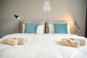 a large white bed with two towels on it at Apartments Strauss near BS-Hauptbahnhof in Braunschweig +63 photos