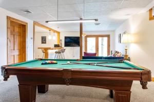 Biliár nebo kulečník v ubytování Luxury Private Estate with heated pool near Rhinebeck