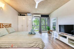 NightcliffBeachfront Bliss Studio Apt On The Foreshore的一间带床和平板电视的卧室