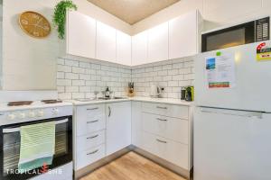 Beachfront Bliss Studio Apt On The Foreshore的厨房或小厨房