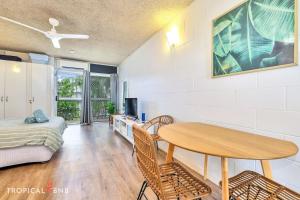 NightcliffBeachfront Bliss Studio Apt On The Foreshore的带桌子和床的客厅