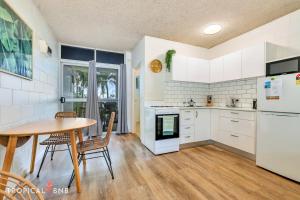 NightcliffBeachfront Bliss Studio Apt On The Foreshore的配有桌椅的厨房和餐厅 更多14张照片