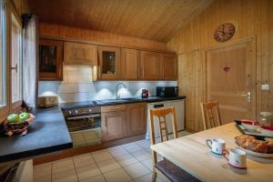Η κουζίνα ή μικρή κουζίνα στο Chalet Rochamour - OVO Network
