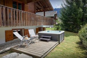 Κήπος έξω από το Chalet Rochamour - OVO Network