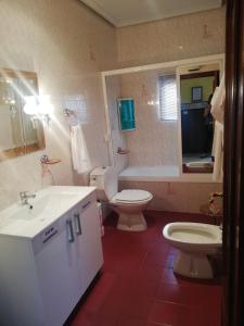 un bagno con lavandino, WC e vasca di Casa El Herrero Alquiler a Chatún Altre 23 foto
