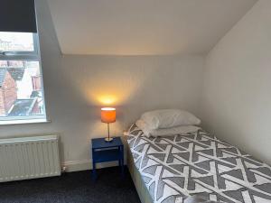 Voodi või voodid majutusasutuse Lovely Central Belfast 4 Bedroom Period Home toas