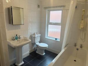 Vannituba majutusasutuses Lovely Central Belfast 4 Bedroom Period Home +34 fotot