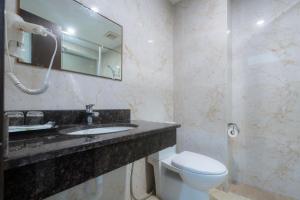 Phòng tắm tại COCO Tuan Chau Hotel