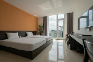 Giường trong phòng chung tại COCO Tuan Chau Hotel