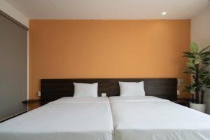 Giường trong phòng chung tại COCO Tuan Chau Hotel