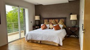 Postel nebo postele na pokoji v ubytování Privacy and Serenity in the Red City + 39 fotografií