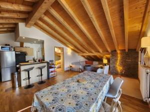 Kuchnia lub aneks kuchenny w obiekcie Superbe T4 mansardé - 3 chambres - Vue panoramique - Parking privé - FR-1-629-112