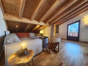 salon z kanapą i stołem w obiekcie Superbe T4 mansardé - 3 chambres - Vue panoramique - Parking privé - FR-1-629-112 w mieście Samoëns