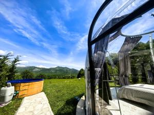 Nespecifikovaný výhled na hory nebo výhled na hory při pohledu z luxury tent