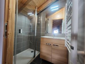 łazienka z prysznicem, umywalką i wanną w obiekcie Superbe T4 mansardé - 3 chambres - Vue panoramique - Parking privé - FR-1-629-112 w mieście Samoëns