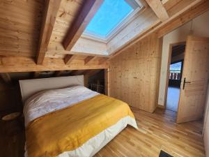 Łóżko lub łóżka w pokoju w obiekcie Superbe T4 mansardé - 3 chambres - Vue panoramique - Parking privé - FR-1-629-112