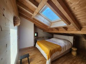 sypialnia z łóżkiem i świetlikiem w obiekcie Superbe T4 mansardé - 3 chambres - Vue panoramique - Parking privé - FR-1-629-112 w mieście Samoëns