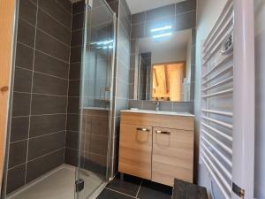 łazienka z prysznicem i umywalką w obiekcie Superbe T4 mansardé - 3 chambres - Vue panoramique - Parking privé - FR-1-629-112 w mieście Samoëns +10 zdjęć