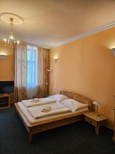 Letto o letti in una camera di Hotel Barbarossa
