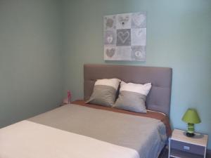 una camera da letto con un letto e un quadro sul muro di Lac et Nature a Sanguinet Altre 26 foto