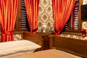 Postel nebo postele na pokoji v ubytování Castle Boutique Hotel