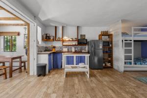 Cucina o angolo cottura di BlueMoon Studio on the Beach!