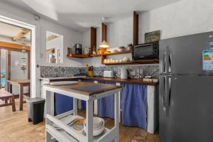 Cucina o angolo cottura di BlueMoon Studio on the Beach!