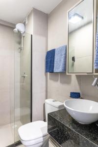 a bathroom with a sink and a toilet and a shower at Flat no Centro 1 Quarto com varanda - 50m Piscinas das Naturais in Porto De Galinhas