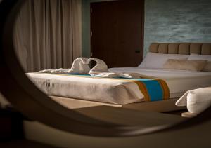 a reflection of a bed in a mirror at Magarra Hotel in Orani