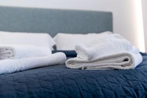 a bed with white towels on top of it at Affittacamere Manì - Camere e Appartamenti in Gela