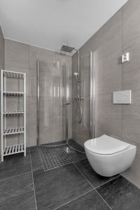 La salle de bains est pourvue d'une douche et d'une baignoire blanche. dans l'établissement 2-bedroom modern apartment in Tromsø, à Tromsø