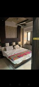 Giường trong phòng chung tại Shri Radharani Homestay