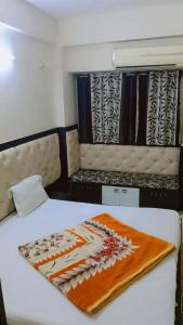 Giường trong phòng chung tại Shri Radharani Homestay +5 ảnh