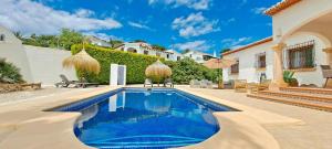 Villa Tia by Solidays في مورايرا: حمام سباحة في الفناء الخلفي للمنزل